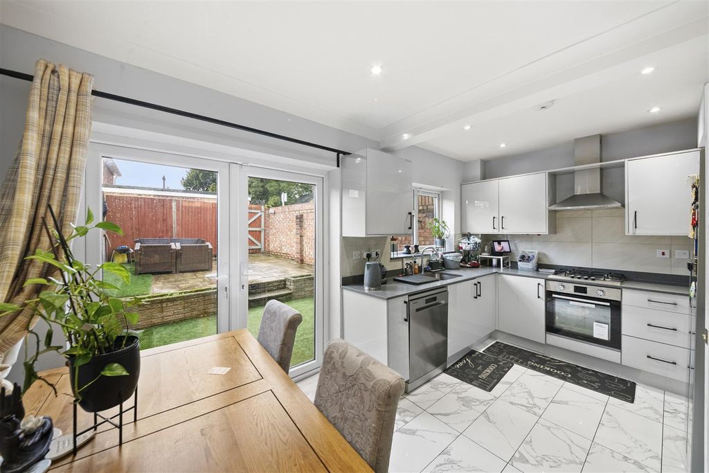 Property photo 2 of 18 Kit 1