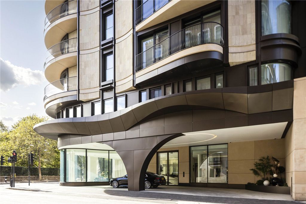Property photo 1 of 17 Porte Cochere