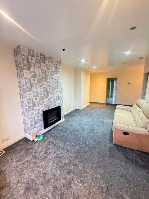 Property photo 1 of 8 Living Room