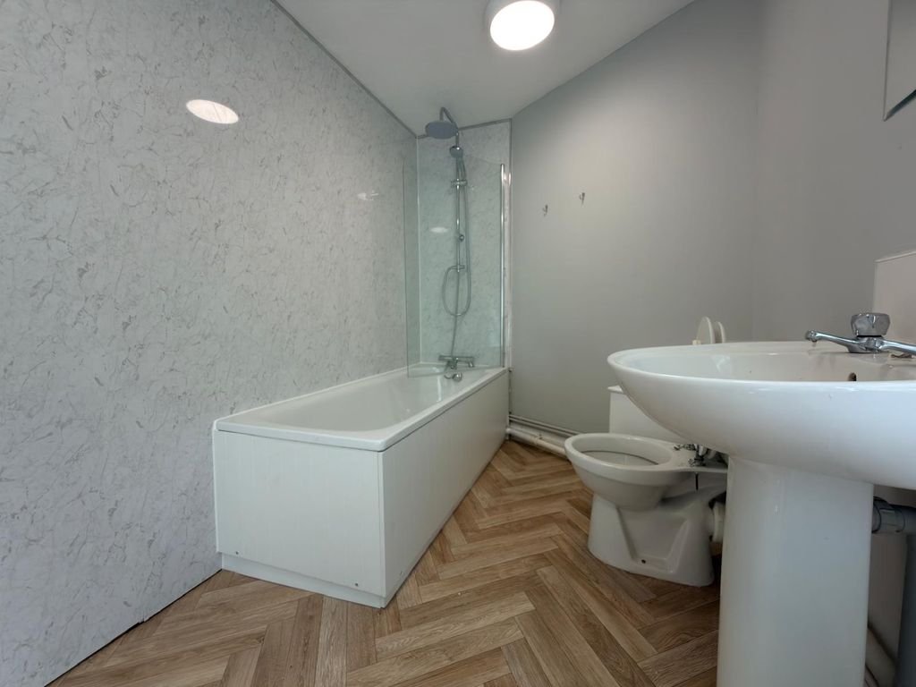Property photo 3 of 11 Bathroom