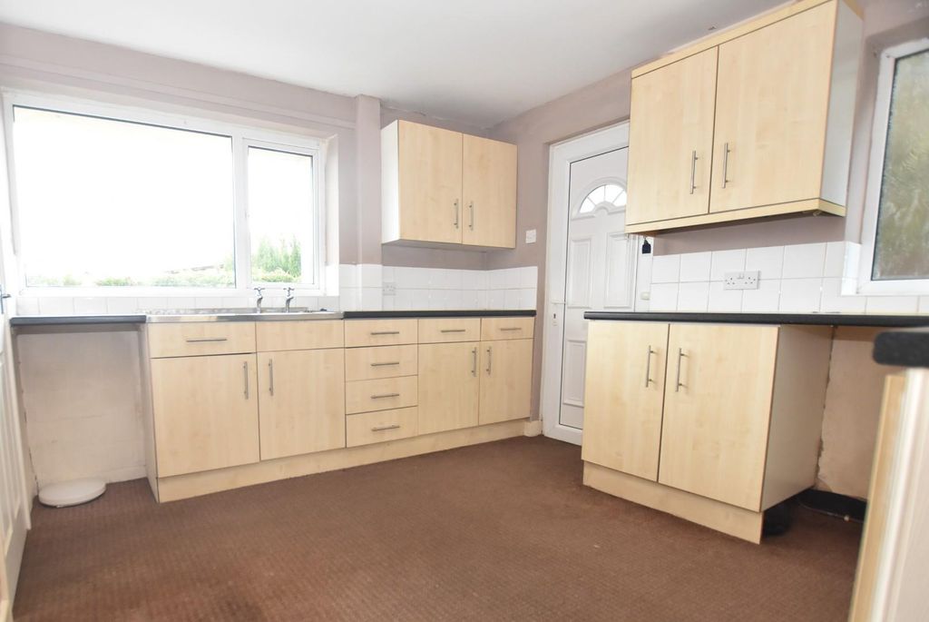 Property photo 2 of 18 Kitchen 2.Jpg