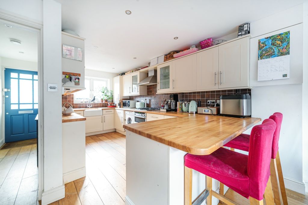 Property photo 3 of 11 Kitchen
