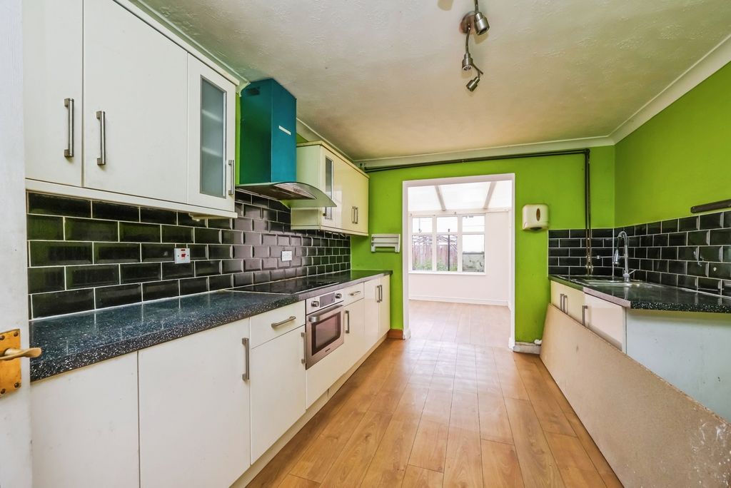 Property photo 2 of 16 Fitted Kitchen
