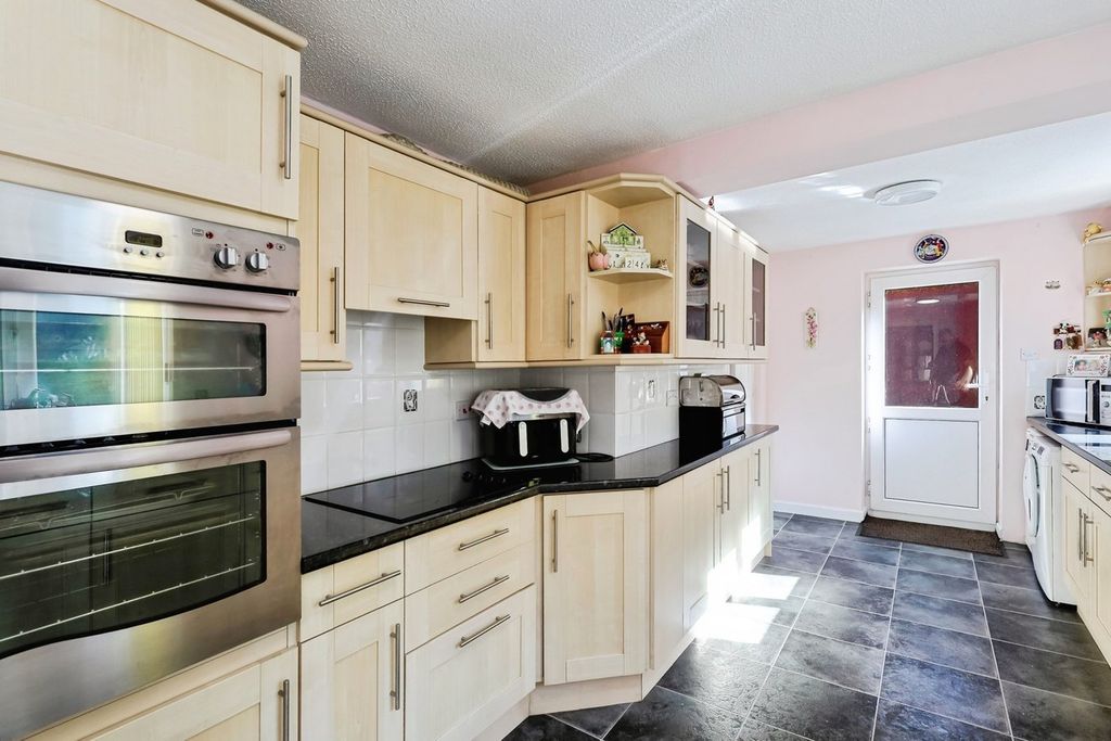 Property photo 2 of 20