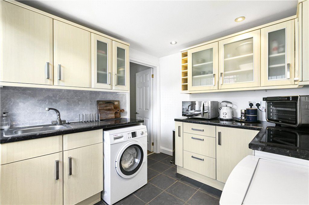 Property photo 3 of 10 Kitchen