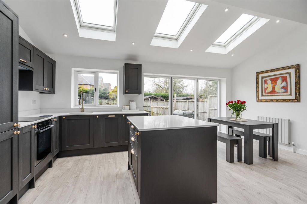 Property photo 2 of 16 6 Kingswood Close_6.Jpg