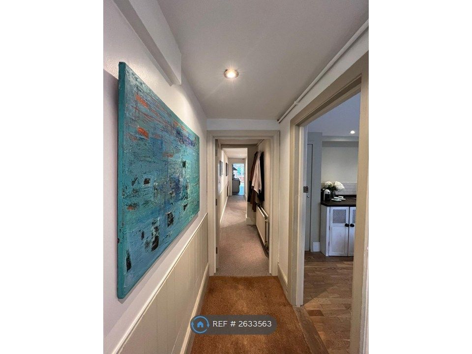 Property photo 3 of 11 Hallway