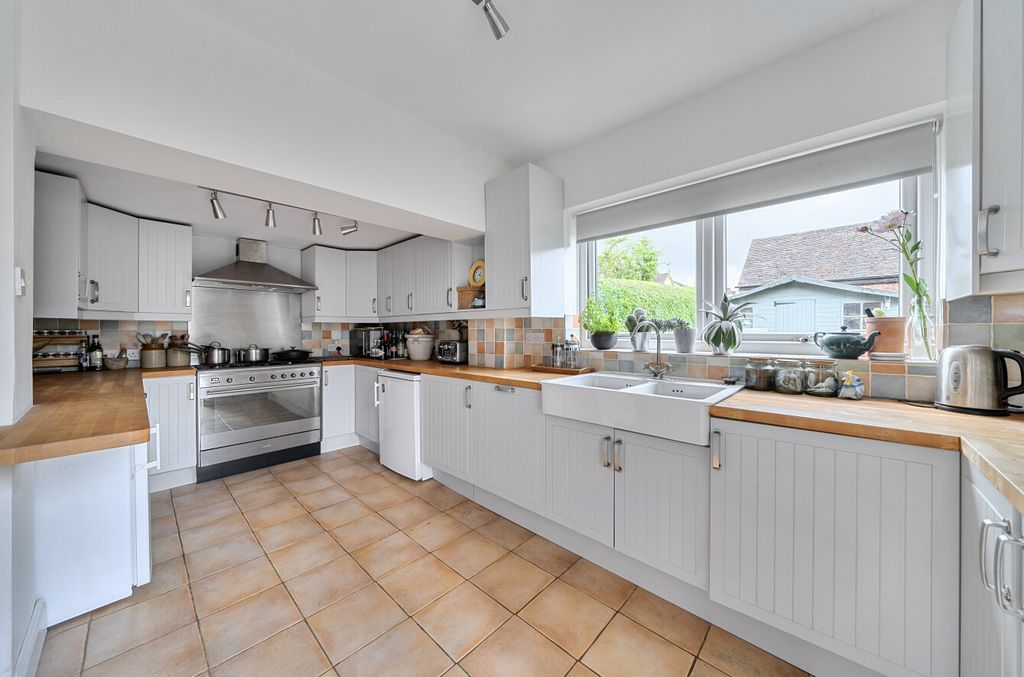 Property photo 3 of 17 Kitchen