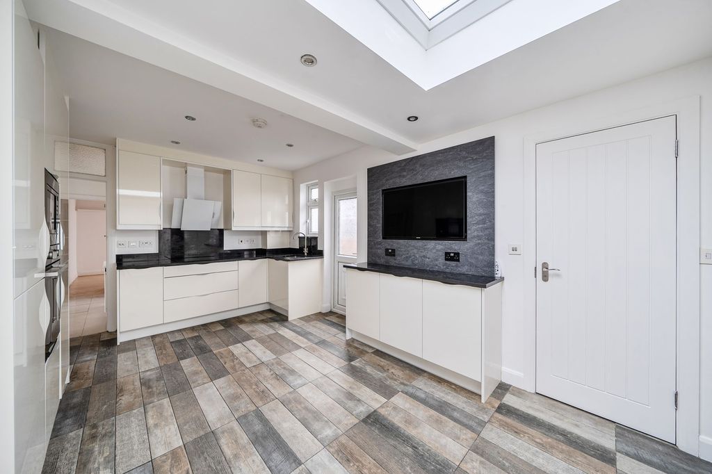 Property photo 1 of 20 Kitchen