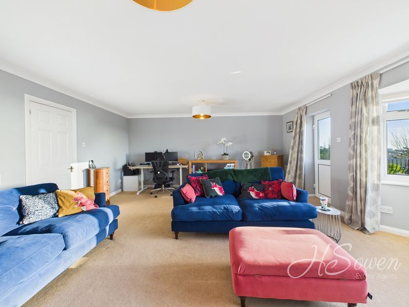 Property photo 3 of 22 Lounge