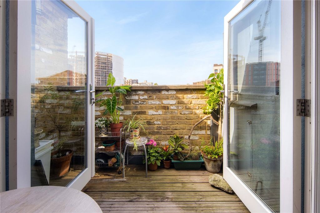 Property photo 2 of 11 Balcony