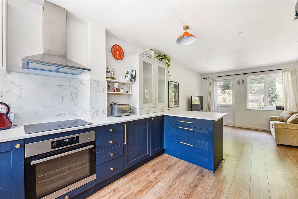 Property photo 2 of 10 Kitchen