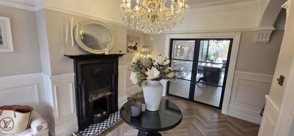 Property photo 3 of 33