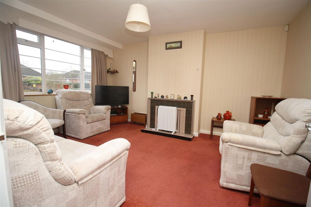 Property photo 2 of 20 48 Shenley Lounge A.Jpg