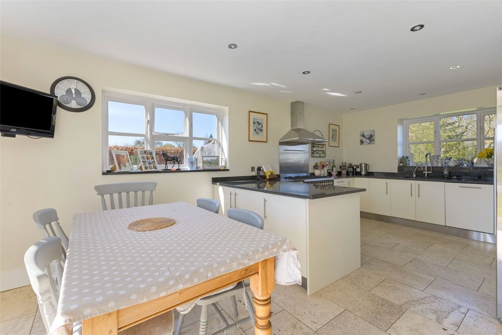 Property photo 3 of 18 Kitchen/Breakfast