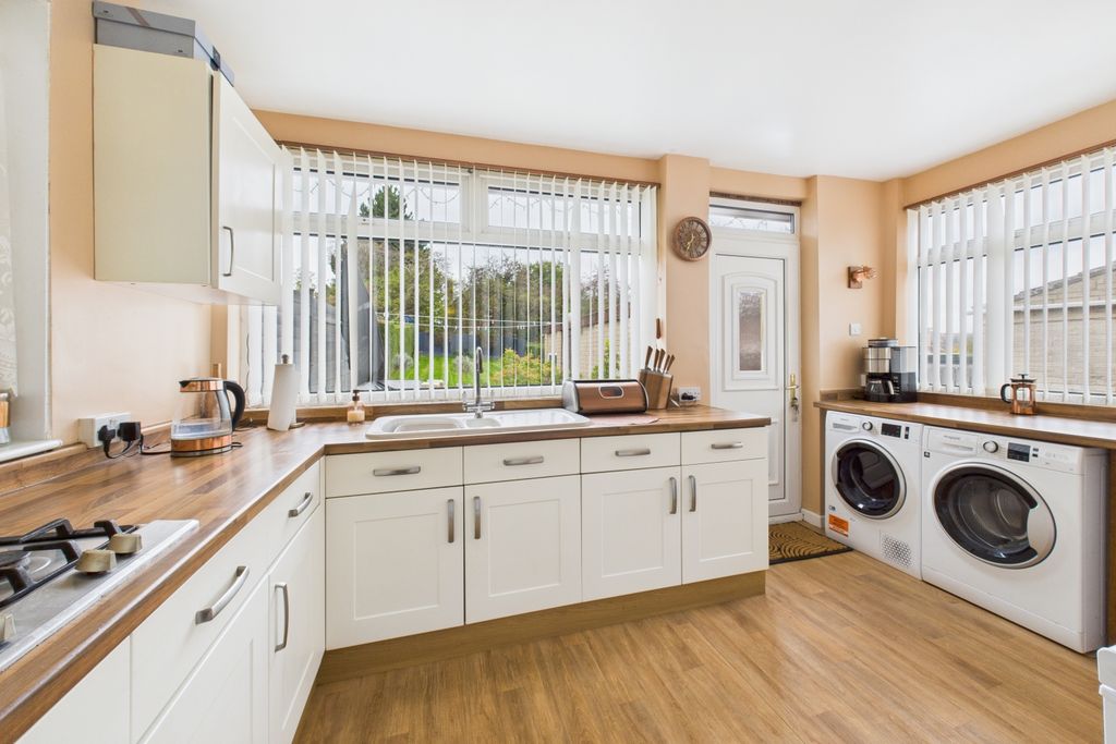 Property photo 2 of 19 Kitchen