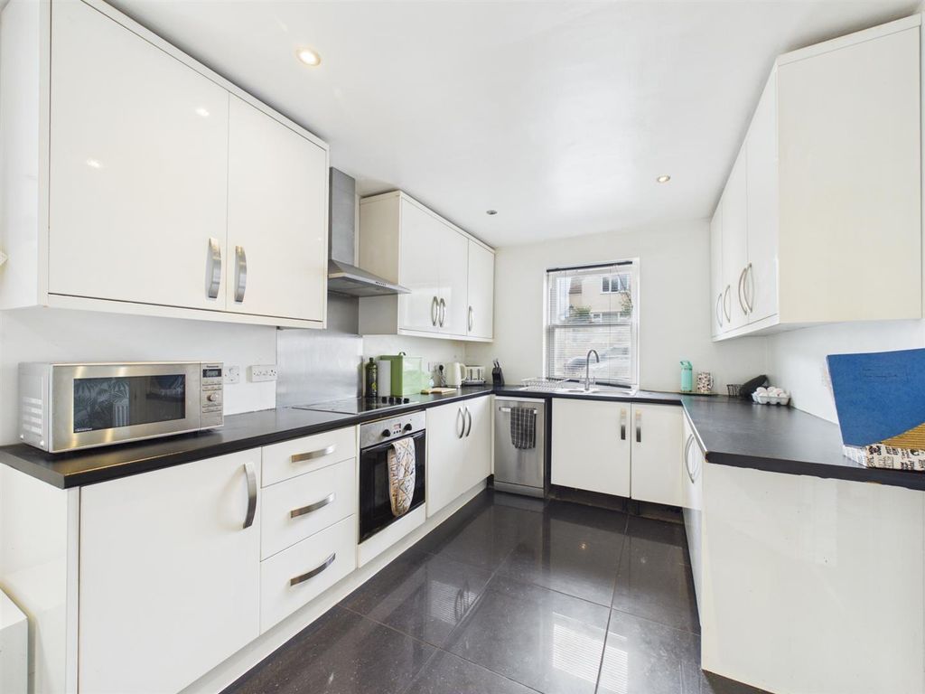 Property photo 3 of 18 Kitchen