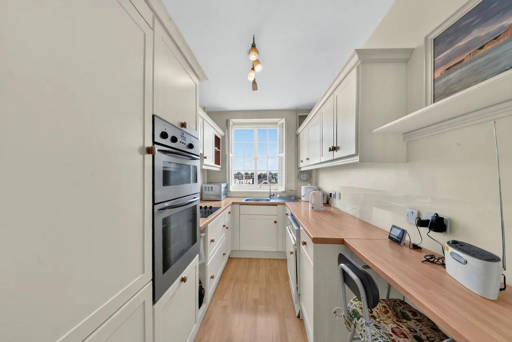 Property photo 2 of 16 Swan Court