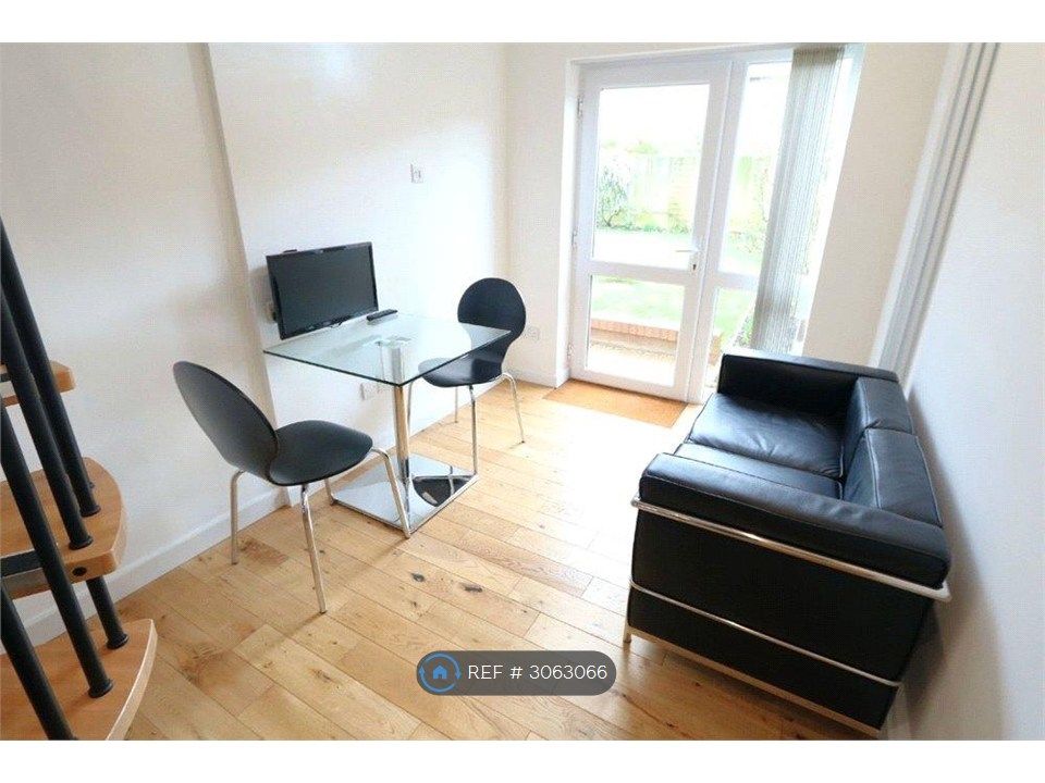Property photo 3 of 11 Lounge/Dining