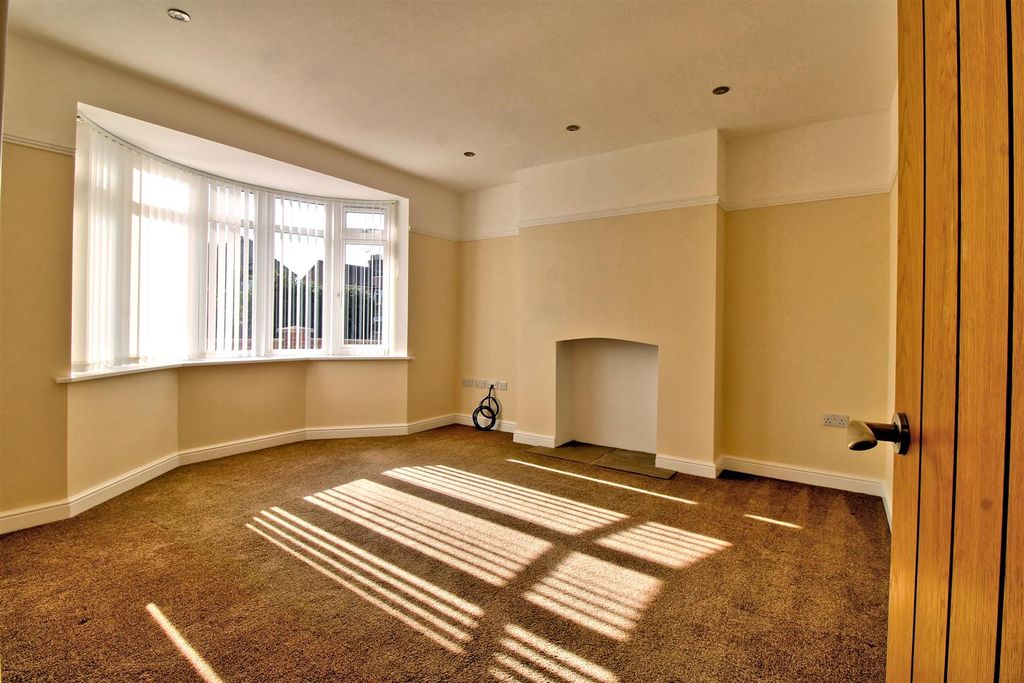 Property photo 3 of 24 Lounge