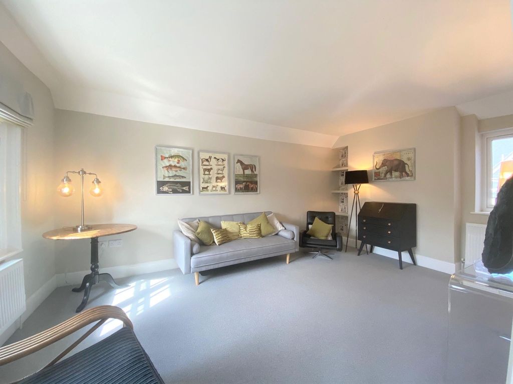 Property photo 3 of 10 Living Room