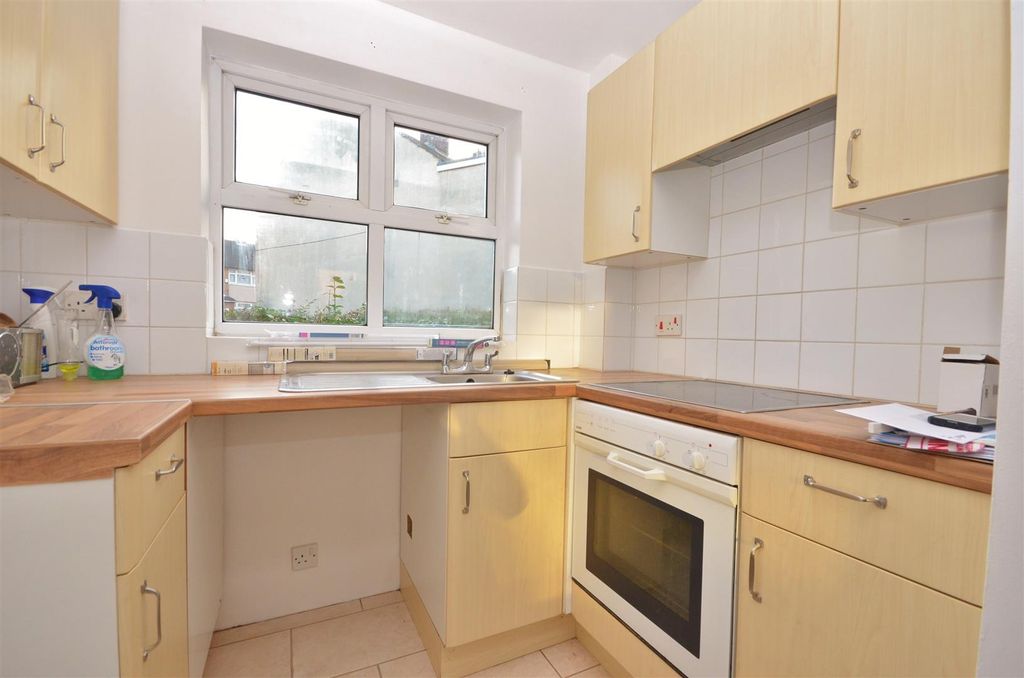 Property photo 3 of 6 Kitchen