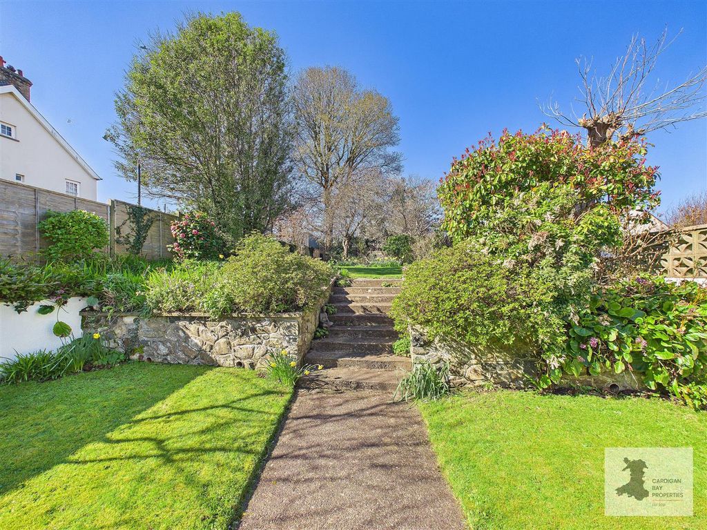 Property photo 2 of 42 Gardens
