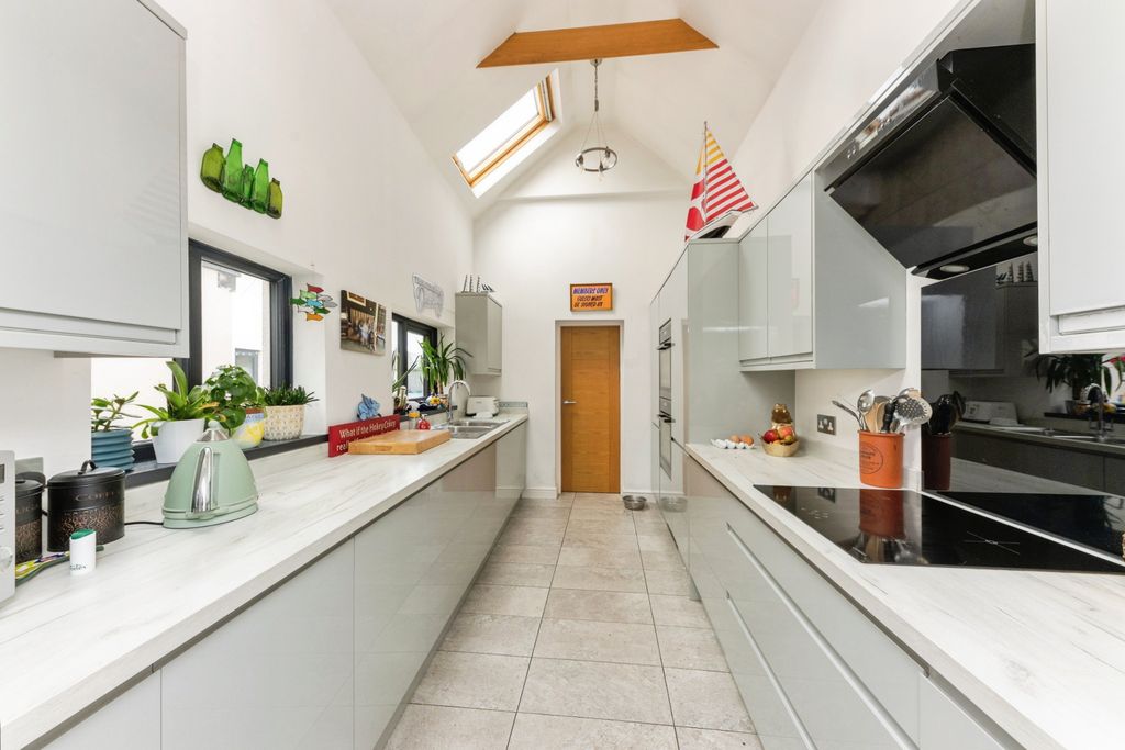 Property photo 1 of 19 Kitchen