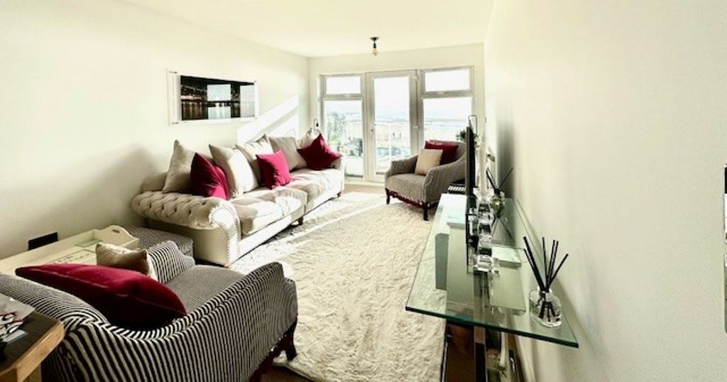 Property photo 3 of 24 Lounge