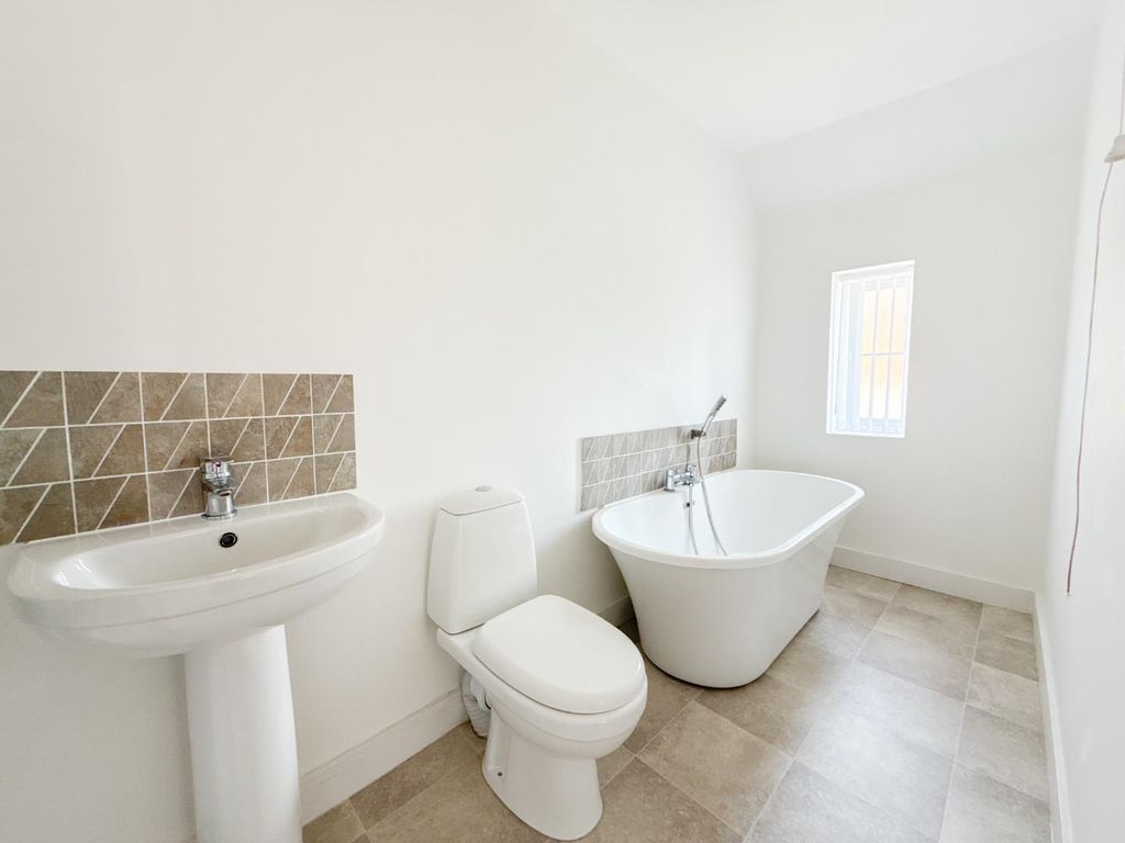 Property photo 3 of 18 Bathroom
