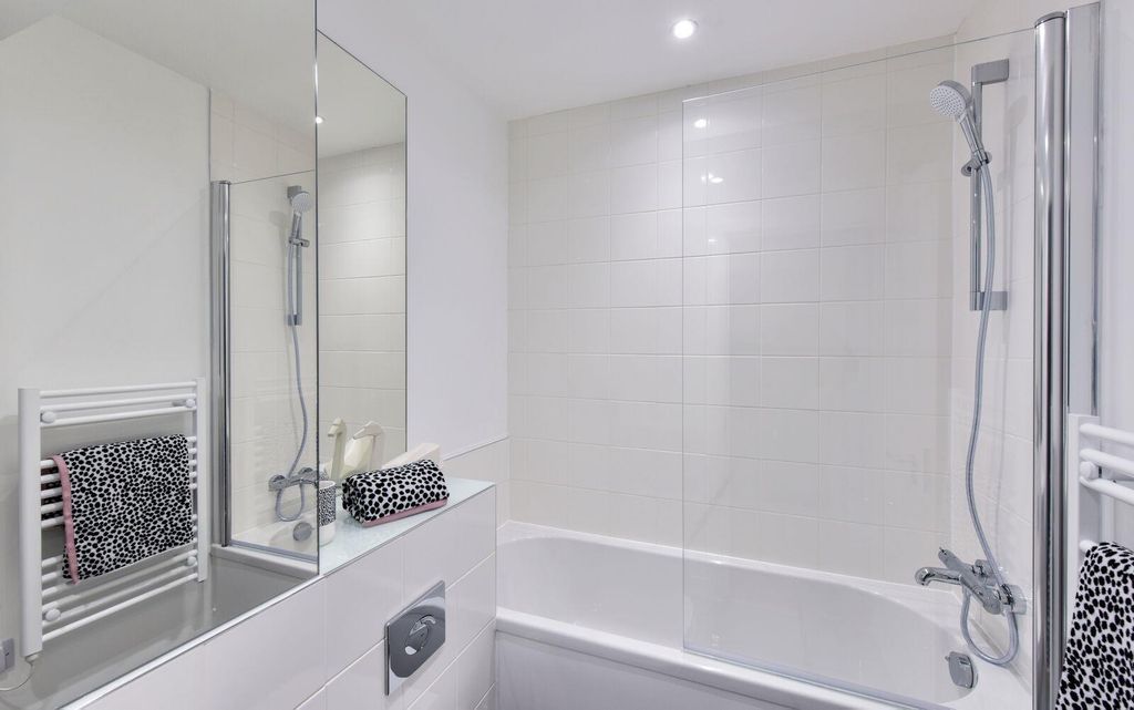 Property photo 3 of 12 Bathroom