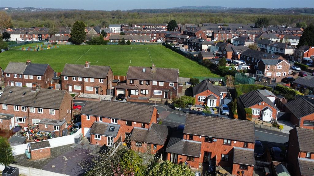 Property photo 2 of 18 Carrwood Close