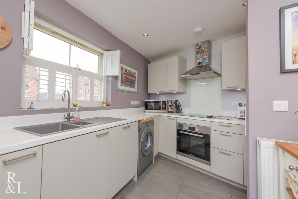 Property photo 3 of 38 Manordrive (14).Jpg