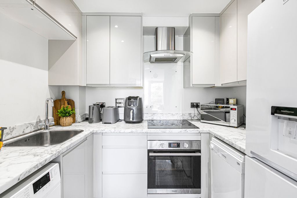 Property photo 3 of 8 Kitchen