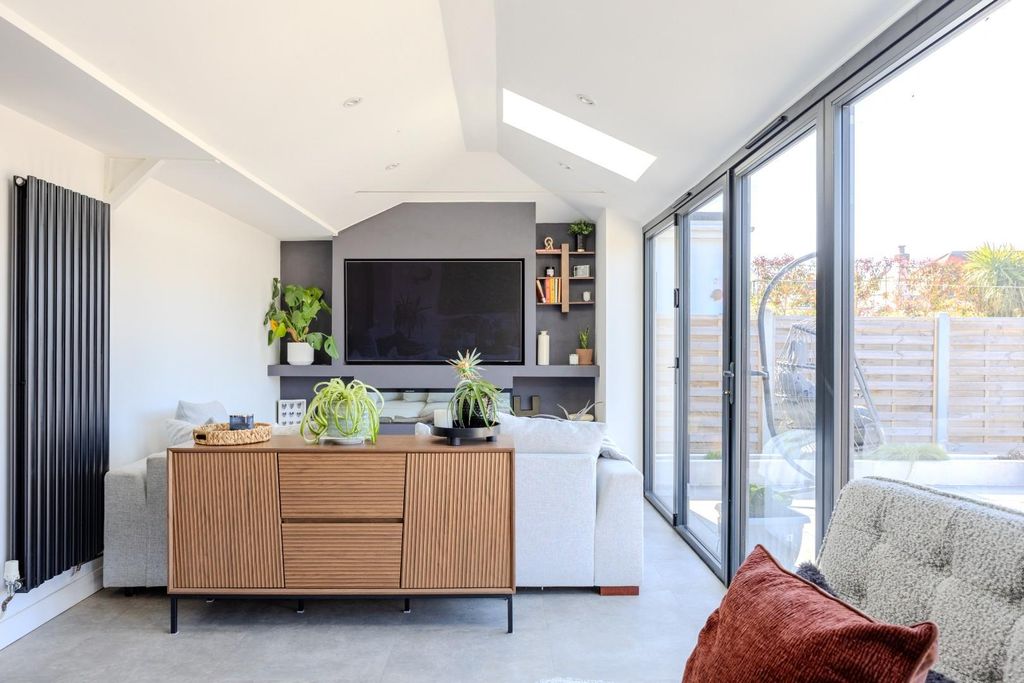 Property photo 2 of 34 Lounge