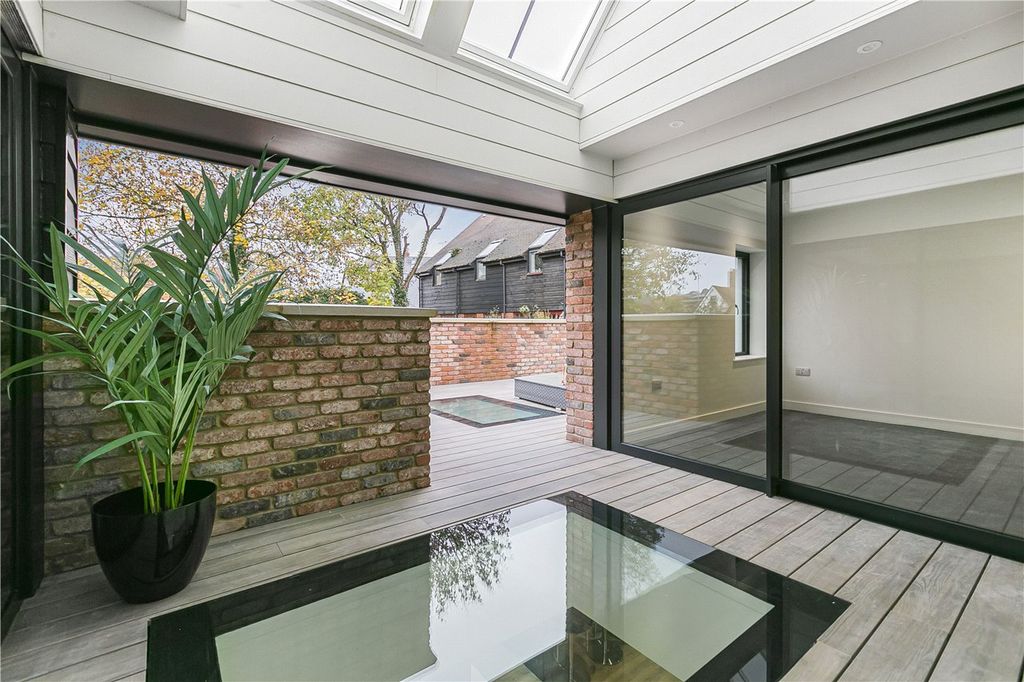 Property photo 3 of 23 Roof Terrace