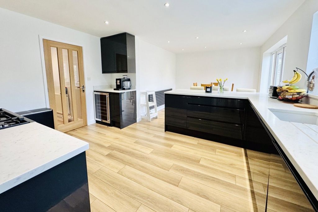 Property photo 2 of 15 Picture No. 24