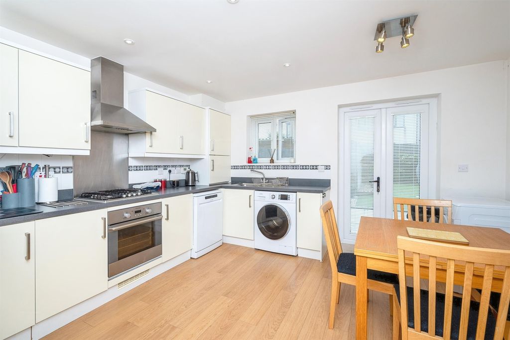 Property photo 3 of 14 Kitchen