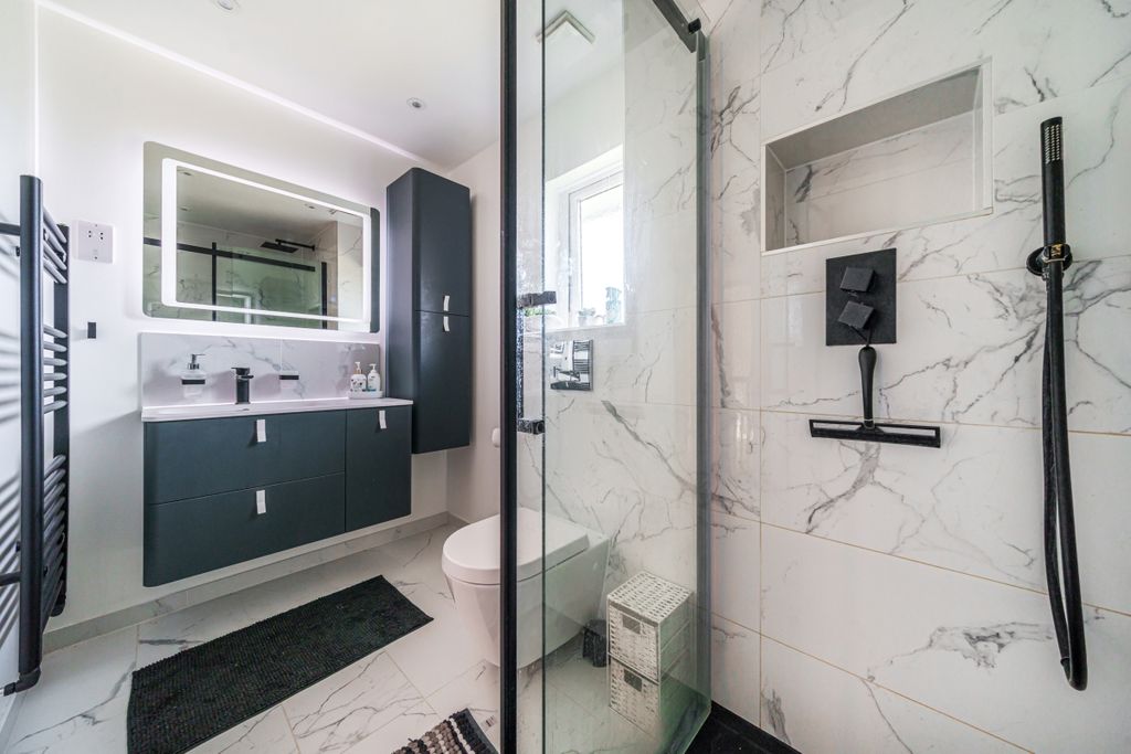 Property photo 3 of 9 Bathroom