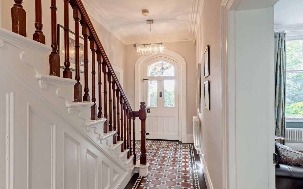 Property photo 3 of 31 Entrance Hall