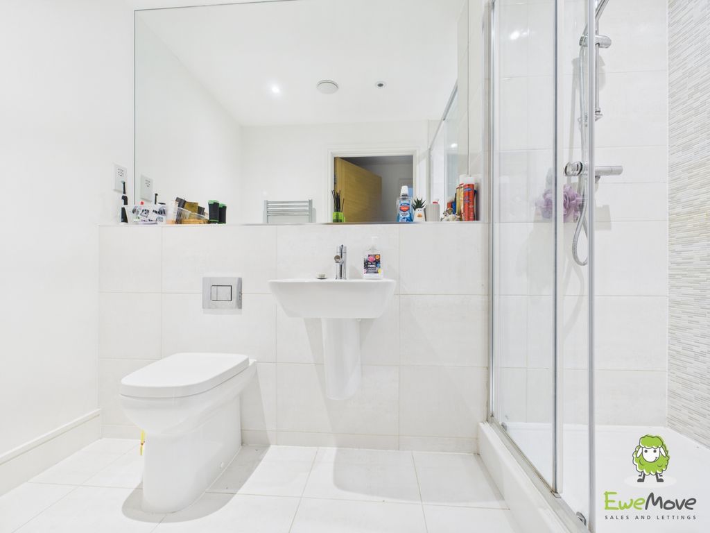 Property photo 3 of 10 Ewemove Basingstoke Quadra House Shower Room