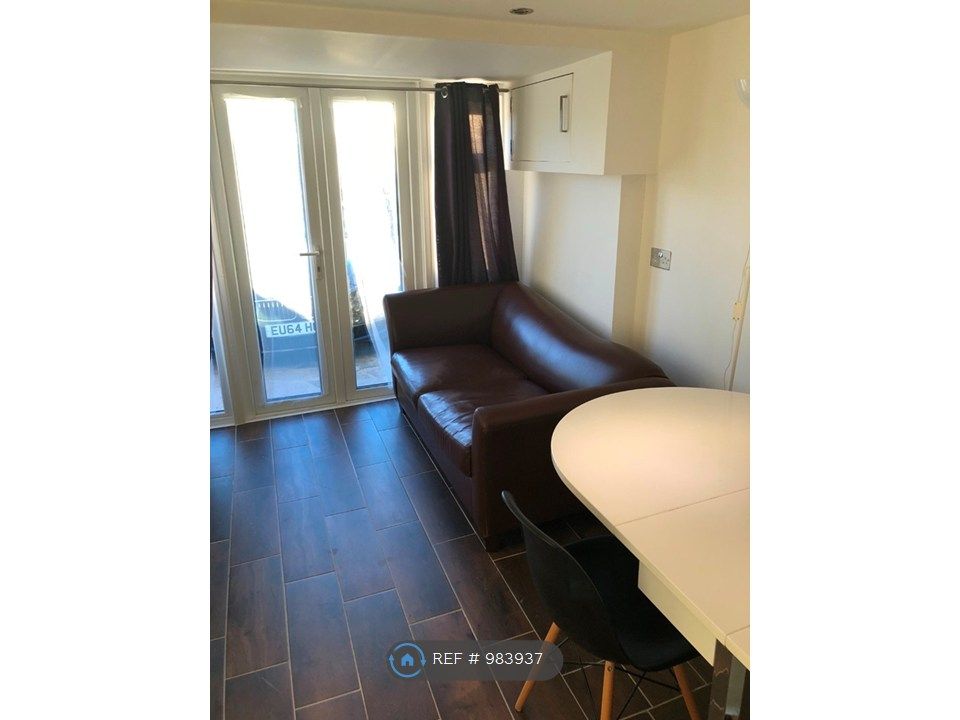 Property photo 3 of 10 Lounge Area