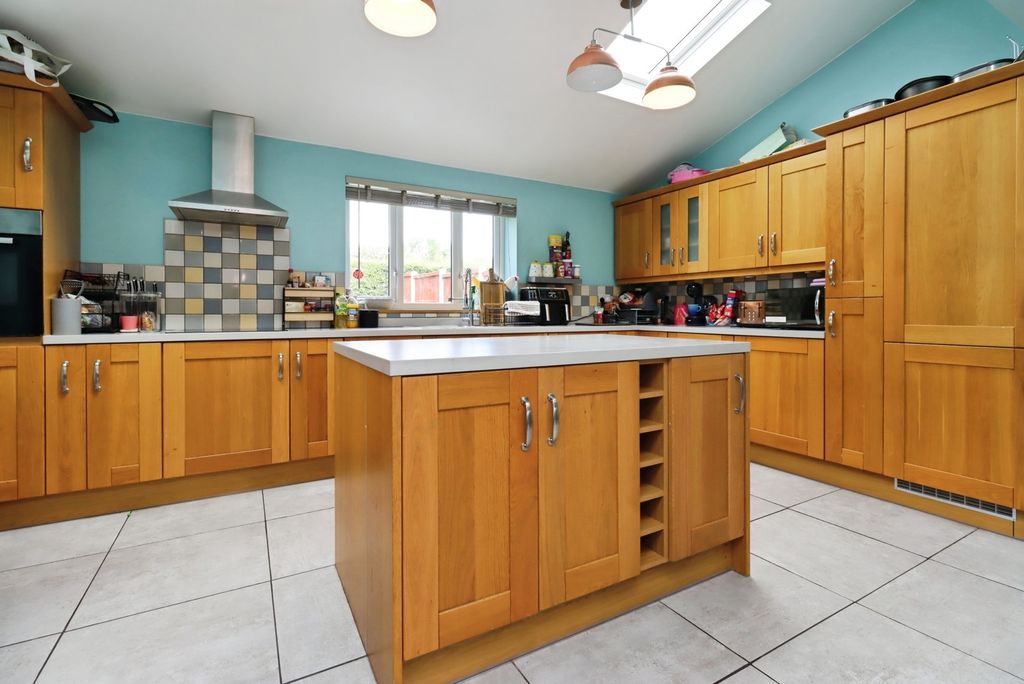 Property photo 3 of 16 Breakfast Kitchen