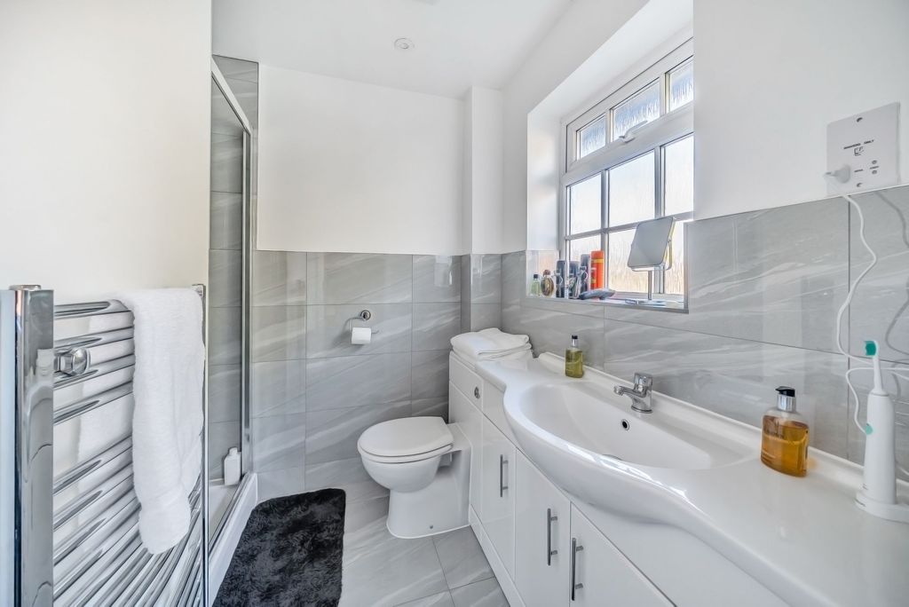 Property photo 3 of 14 En-Suite For Main Bedroom