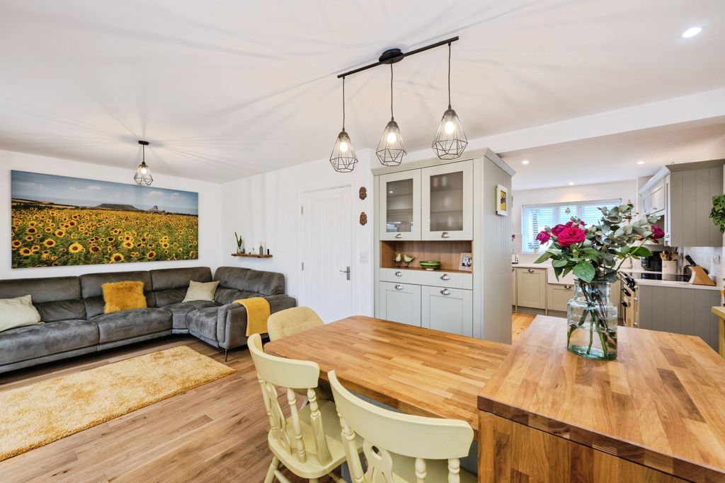 Property photo 2 of 28