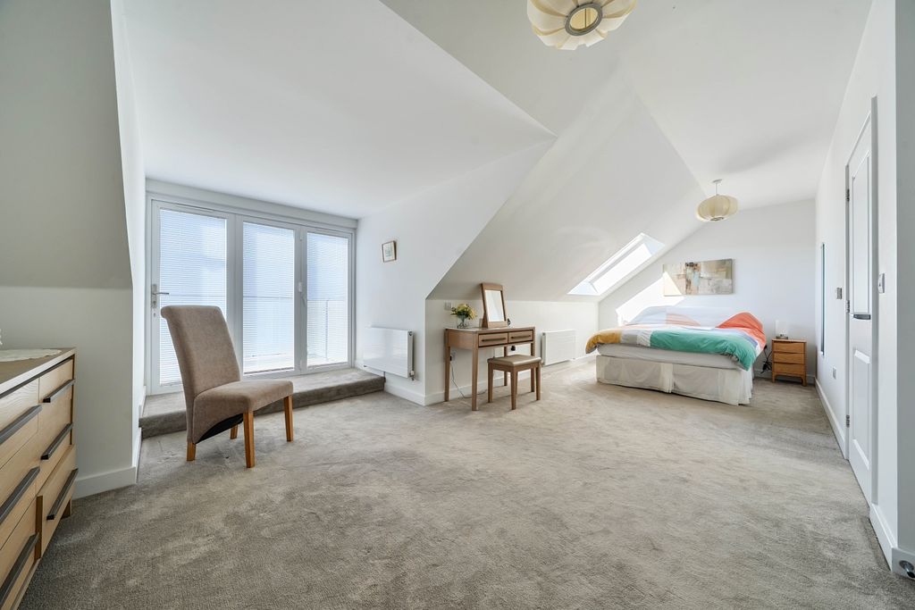 Property photo 2 of 20 Bedroom