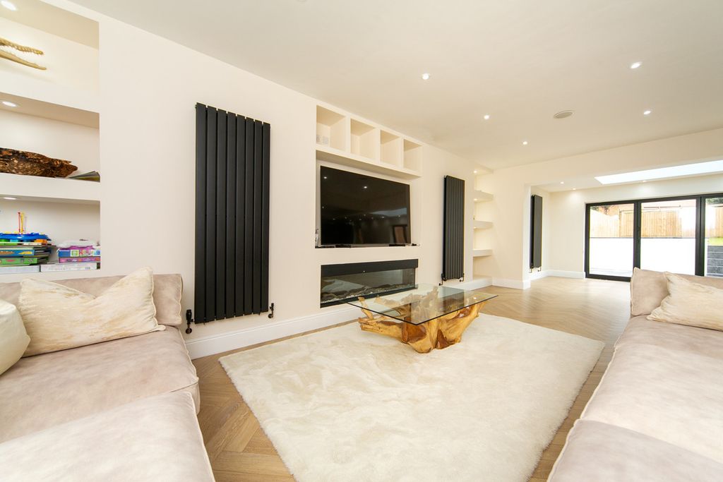 Property photo 2 of 42