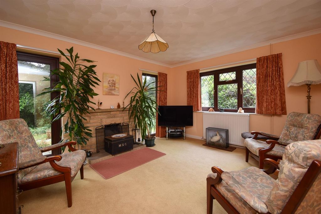 Property photo 2 of 21 Living Room