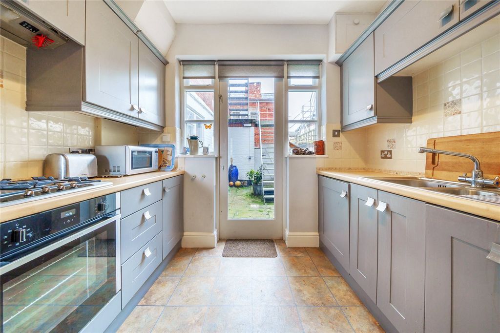 Property photo 3 of 12 Kitchen