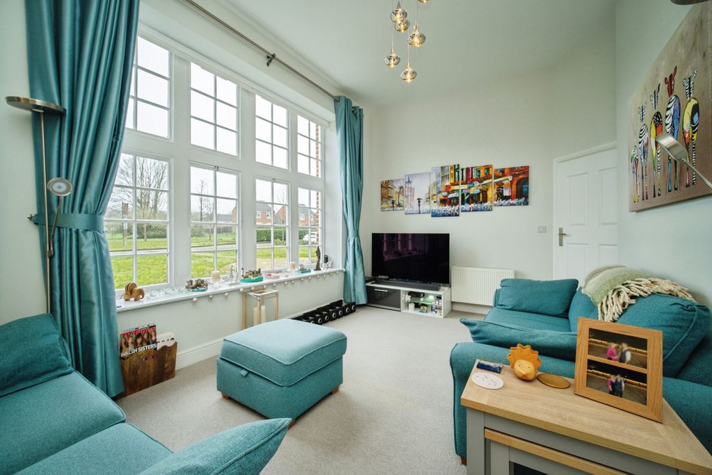 Property photo 3 of 19 Lounge